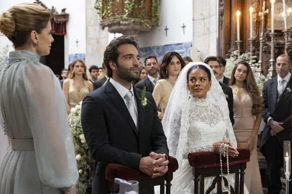 Casamento de Maria de Fátima (Bella Campos) e Afonso (Humberto Carrão) conta com a presença de Odete Roitman (Debora Bloch)