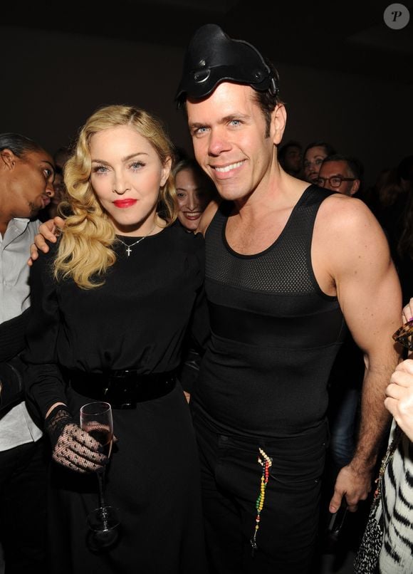 Perez Hilton, nome artístico de Mario Armando Lavandeira Jr., construiu uma carreira acompanhando a vida dos famosos. O blogueiro lançou seu site em 2004 e se tornou referência na internet