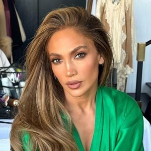 Make da cantora Jennifer Lopez: Iluminador na pálpebra substitui técnica tradicional e moderniza o acabamento da maquiagem; afirma especialista