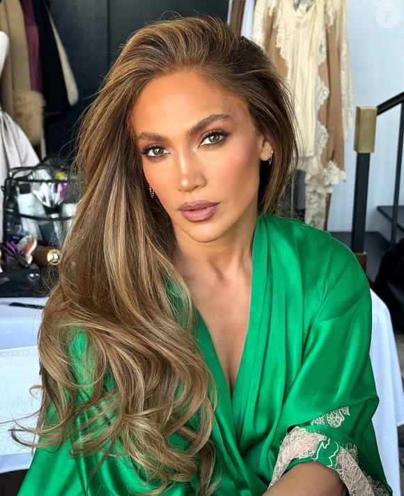 Make da cantora Jennifer Lopez: Iluminador na pálpebra substitui técnica tradicional e moderniza o acabamento da maquiagem; afirma especialista