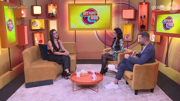 Durante a entrevista, Gil do Vigor relembrou uma das frases mais criticadas de Jordana sobre Milena. A ex-sister respondeu: 'Revendo aqui fora, é forte mesmo'