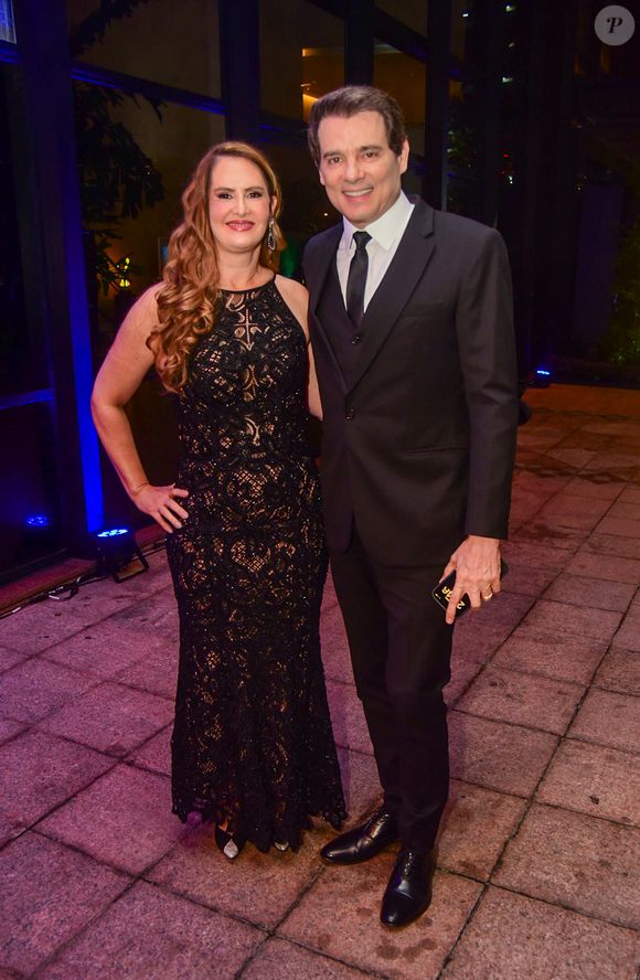 Celso Portiolli levou a esposa com um vestido preto transparente ao evento