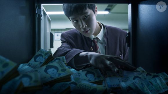 'Extracurricular': um aluno exemplar vive uma vida criminosa secreta e é descoberto por uma colega de classe