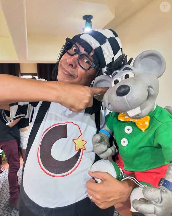 Edílson Oliveira não cita a emissora, mas as informações que ele entrega dão a entender que o caso aconteceu na Record TV