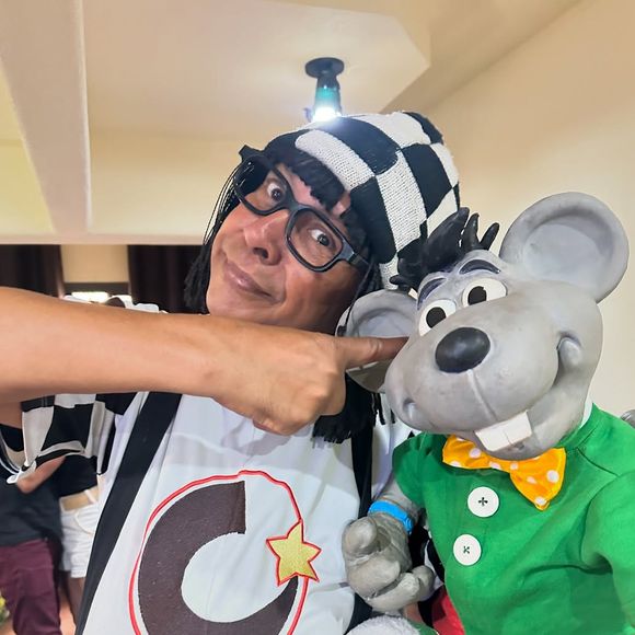 Edílson Oliveira não cita a emissora, mas as informações que ele entrega dão a entender que o caso aconteceu na Record TV