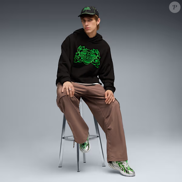 Para quem prefere deixar o tênis ser o protagonista, o Inverse PUMA x RIPNDIP pode ser combinado a peças mais discretas, criando um ponto de destaque sem exigir uma produção inteiramente inspirada no Y2K