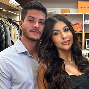 'Eu e o Arthur não estamos mais juntos', grávida do segundo filho, casamento de 3 meses e dívida de R$ 400 mil: Jheny Santucci anuncia separação de Arthur Aguiar e apaga post em seguida