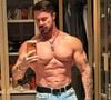 Com mais de 11 milhões de seguidores no Instagram e outros 8 milhões no YouTube, Renato Cariani é um dos nomes conhecidos do mundo fitness e responde a um processo criminal relacionado à Operação Hinsberg, deflagrada pela Polícia Federal em dezembro de 2023. O empresário é suspeito de participar de um esquema de desvio de produtos químicos destinados à fabricação de cocaína e crack