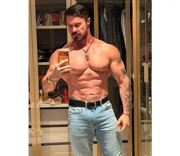 Com mais de 11 milhões de seguidores no Instagram e outros 8 milhões no YouTube, Renato Cariani é um dos nomes conhecidos do mundo fitness e responde a um processo criminal relacionado à Operação Hinsberg, deflagrada pela Polícia Federal em dezembro de 2023. O empresário é suspeito de participar de um esquema de desvio de produtos químicos destinados à fabricação de cocaína e crack