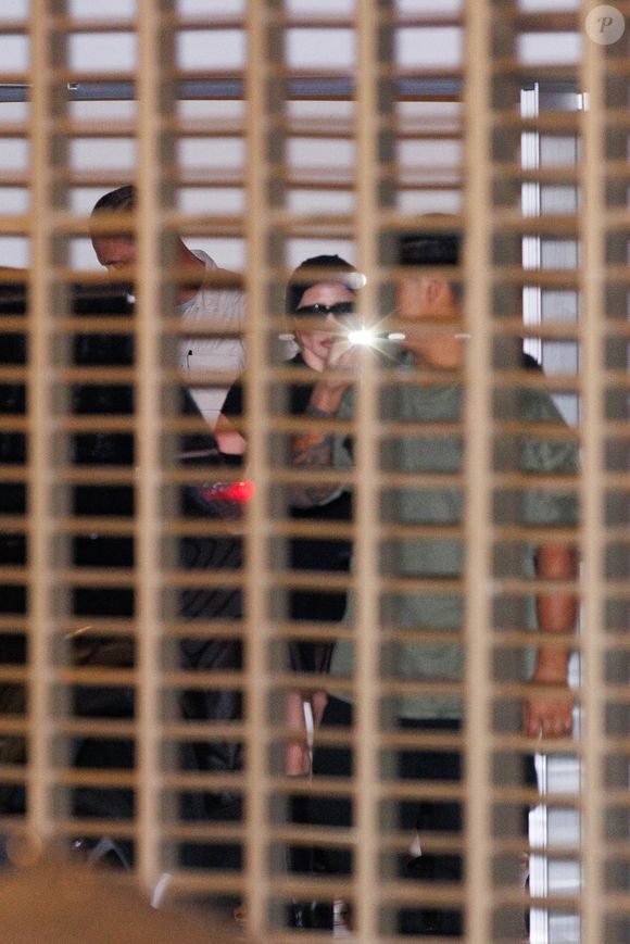 Lady Gaga usou aerolook all black ao chegar ao Rio para show em 3 de maio de 2025 em Copacabana