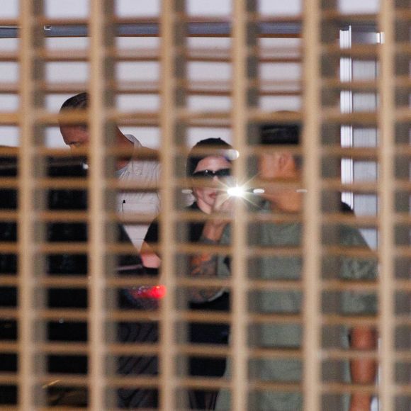 Lady Gaga usou aerolook all black ao chegar ao Rio para show em 3 de maio de 2025 em Copacabana