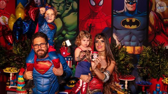 Sertanejo Hudson, dupla de Edson, e a mulher, usaram looks de super-heróis para festa de aniversário de 4 anos do filho Davi