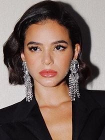 6 tendências Y2K na beleza que voltaram com tudo em 2025: cabelo repicado, boca glossy e mais!