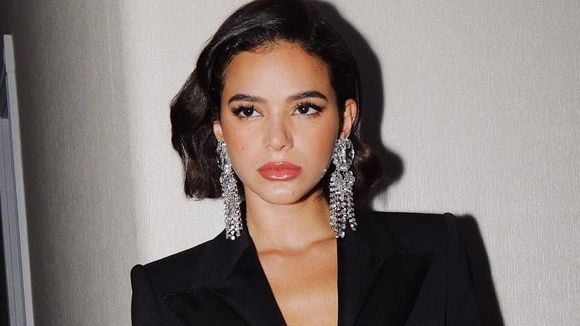 6 tendências Y2K na beleza que voltaram com tudo em 2025: cabelo repicado, boca glossy e mais!