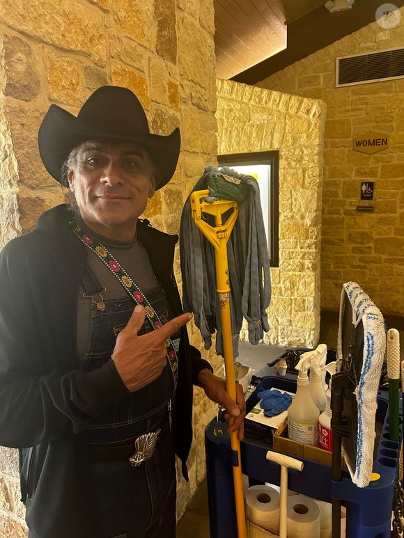 Jonathan Joss teve uma discussão acalorada com um vizinho. Ele sacou uma arma, atirou várias vezes contra o ator e fugiu em um veículo