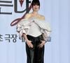 Anne Hathaway reacende tendência global ao surgir com nova franja durante divulgação de 'O Diabo Veste Prada 2'