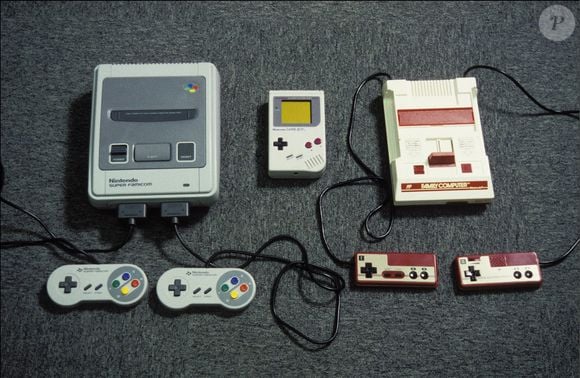 Segundo a BBC, em 1989 o NES já havia alcançado grande sucesso nos Estados Unidos, enquanto os produtos da Nintendo representavam 23% das vendas de brinquedos no país naquele momento
