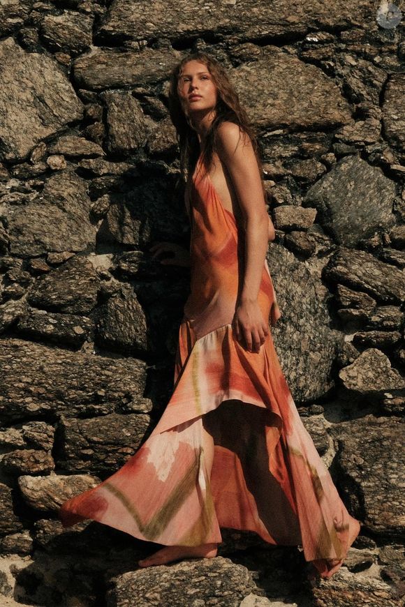 Para quem gosta de ousar, há espaço para estampas mais expressivas; este modelo sai por R$ 739 no site da Zara no Brasil, até o fechamento desta matéria