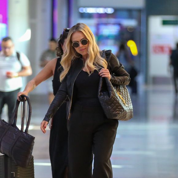 Eliana com bolsa de luxo da Yves Saint Laurent: a peça, uma versão média do icônico modelo Icare, traz forro em couro e detalhe em bronze