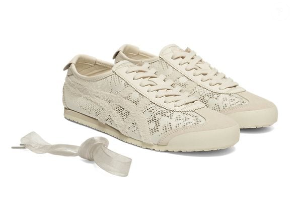 O Onitsuka Tiger MEXICO 66 inclui cadarços extras e apresenta uma releitura em jacquard mesh que acrescenta profundidade ao visual por meio da combinação de materiais e texturas