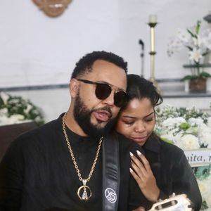 O velório de Anita Nobre, mãe de Dudu Nobre e Lucinha Nobre, foi realizado no estilo gurufim, tradição fúnebre de matriz afro-brasileira que mistura luto e celebração.