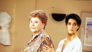 Na novela 'A Viagem', mãe de Diná entra em luto profundo após morte da filha; partida dramática e chocante envolve Alexandre