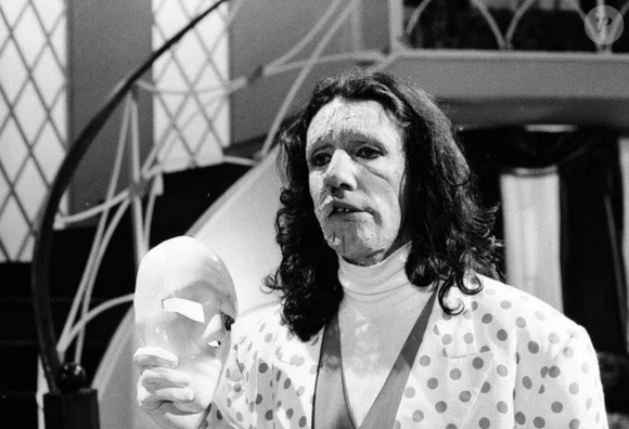 No final da novela da Globo, o Mascarado/Adonay revela a sua verdadeira face para Carmem.