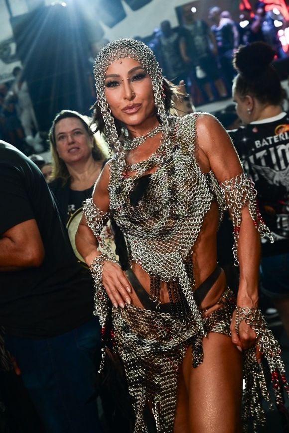 Sabrina Sato é rainha de bateria da Vila Isabel