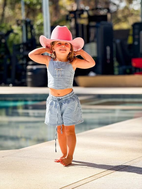 Zé Felipe mostrou a pequena Maria Flor perguntando por Ana Castela após ele chegar sozinho em casa