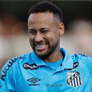 Neymar compra réplica de Batmóvel por mais de R$ 8 milhões mas é impedido de usar carro de luxo nas ruas