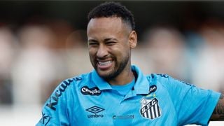 Neymar compra réplica de Batmóvel por mais de R$ 8 milhões mas é impedido de usar carro de luxo nas ruas