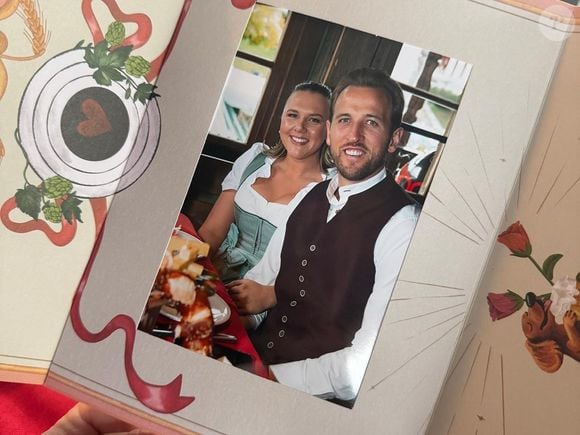 Katie Goodland acompanha Harry Kane desde antes do sucesso no futebol. O casal se conheceu ainda criança, casou-se em 2019 e tem quatro filhos