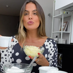 Para fazer o pão de queijo, basta misturar todos os ingredientes em uma tigela grande