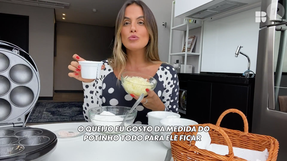 Para fazer o pão de queijo, basta misturar todos os ingredientes em uma tigela grande