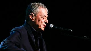 Chico Buarque procura a polícia: ameaça de morte assustadora faz icônico cantor de 82 anos tomar atitude às pressas. 'Adoraria abreviar a vida'