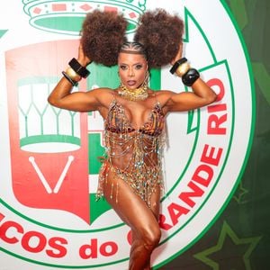 Adriana Bombom exibiu um figurino com estampa étnica e franjas de miçangas durante o evento que reuniu as musas da Grande Rio em Duque de Caxias