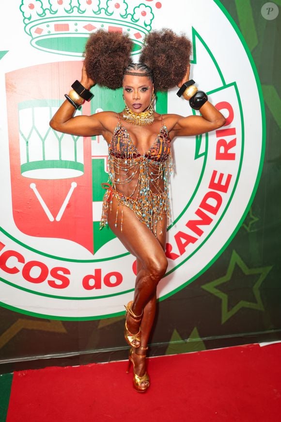 Adriana Bombom exibiu um figurino com estampa étnica e franjas de miçangas durante o evento que reuniu as musas da Grande Rio em Duque de Caxias