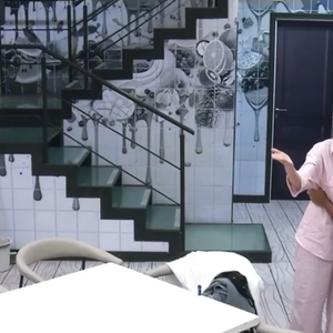 Abalada, Milena precisou ser amparada por Ana Paula após ver Henri Castelli passar mal novamente no reality