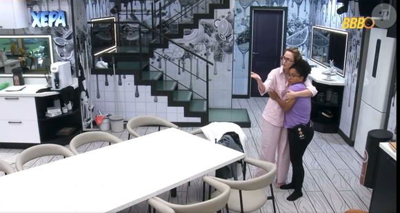 Abalada, Milena precisou ser amparada por Ana Paula após ver Henri Castelli passar mal novamente no reality