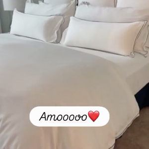 Bruna Marquezine aposta na simplicidade e conforto no quarto, em tons de branco e cinza