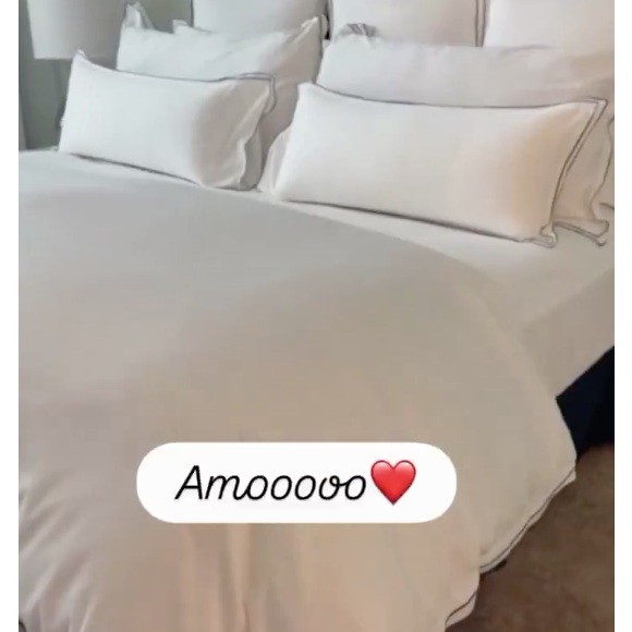 Bruna Marquezine aposta na simplicidade e conforto no quarto, em tons de branco e cinza