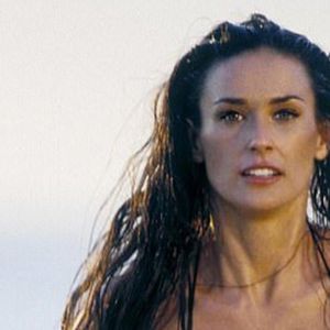 Demi Moore revela única e polêmica exigência para cena inesquecível de biquíni em 'As Panteras': 'Não filmasse na minha...'