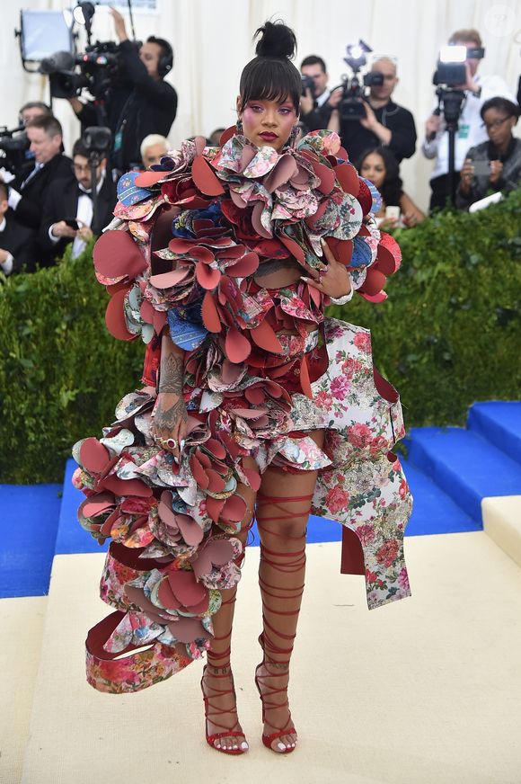 Visual conceitual de Rihanna no Met Gala 2017 aposta em estrutura oversized e design artístico