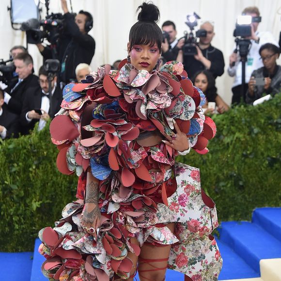 Visual conceitual de Rihanna no Met Gala 2017 aposta em estrutura oversized e design artístico