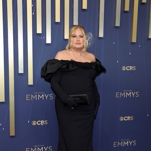 Jennifer Coolidge de  Christian Siriano no tapete vermelho do Emmy 2025