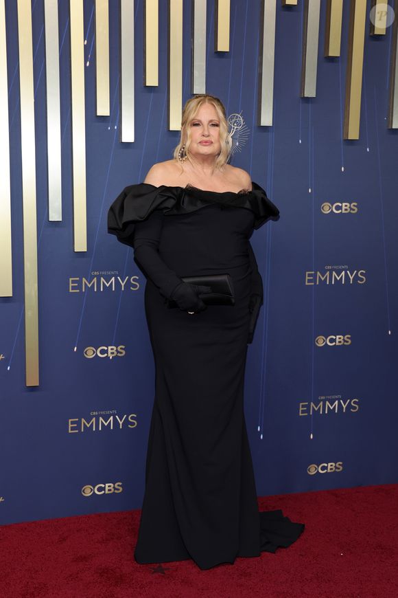 Jennifer Coolidge de  Christian Siriano no tapete vermelho do Emmy 2025
