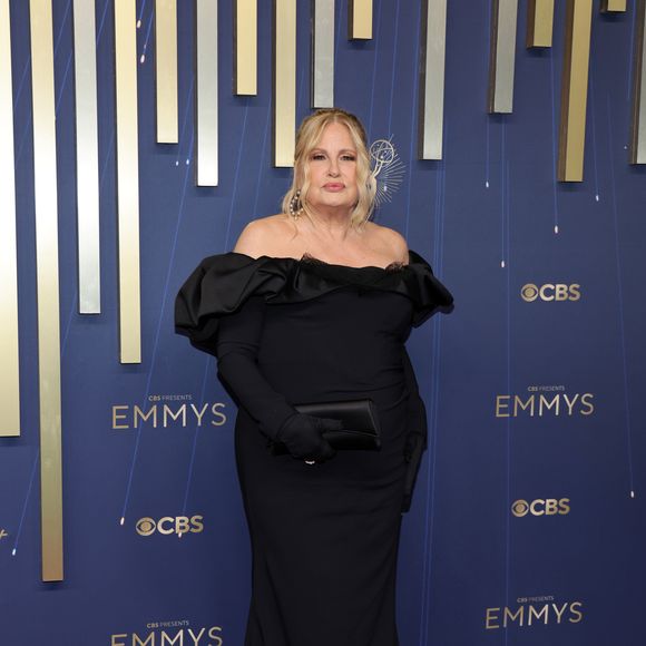 Jennifer Coolidge de  Christian Siriano no tapete vermelho do Emmy 2025