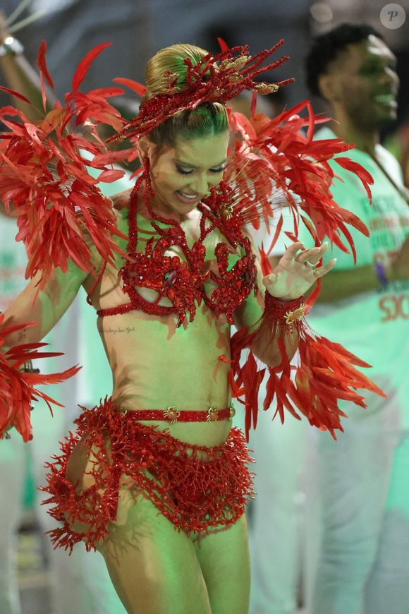 Virgínia vem colecionando críticas por conta do samba no pé (ou a falta dele) desde que foi anunciada como rainha de bateria da Grande Rio para o carnaval 2026