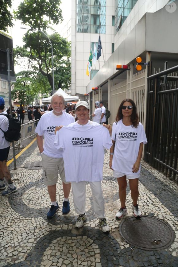 Debora Bloch e a família no Ato Musical pela Democracia, em Copacabana