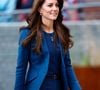 Kate Middleton apostou em blazer azul escuro nesta produção, com ar mais sóbrio
